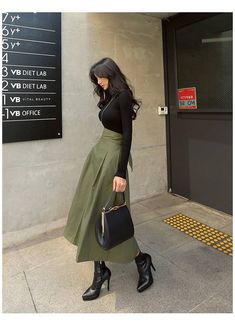 Description Pattern ：Solid color Workmanship ：Bow knot Fabric ：Acrylic fiber Skirt shape：ruffled skirt Skirt length：midiskirt Color：Army green, black, khaki Size：S、 M，L，XL Style Type ：Temperament commuting Season：All season Size Chart Size Skirt length Waist Arm circumference S 85 66 / M 85 70 / L 85 74 / XL 85 78 /