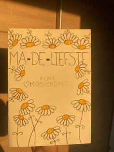 Zelfgemaakte kaart voor Moederdag “ma-de-liefste” met madeliefjes erop Diy Mother's Day Crafts, Pencil Drawings Easy, Cadeau Diy, Fathers Day Crafts, Diy Creative Crafts, Mothers Day Crafts, Diy Creative, Post Cards, Custom Cards