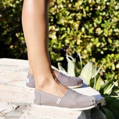 Toms Sneakers, Canvas Loafers, Shoes Color, Toms Shoes, Handmade Shoes, Casual Boots, Slip Ons, Slip On Shoes, Flat Shoes Women