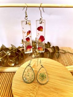 Handmade Earrings pendant resin jewelry with natural flowers  Bring the nature to your style  Best gift for your lover Made with love from italy please contact me if you have any questions Natural Flowers, Golden Frame, Art Minimaliste, Earrings Pendant, Art Minimalist, Minimalist Art, Resin Jewelry, Resin Art, Best Gift