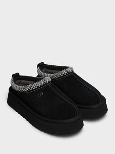 Uggs Black Slippers, Ugg Tazz Black, Tazz Slippers, Black Uggs, Cute Slippers, Black Slippers, Socks Sneakers, Ugg Slippers, Sneaker Jewelry