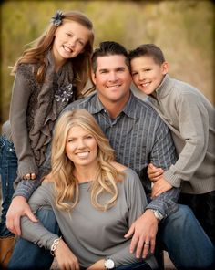 What to Wear in Family Pictures by Color--GRAY. Over 100 ideas in all colors. Family Photography Clothes Composition Photo, Family Portrait Outfits, Family Photo Colors, Inspiration Photoshoot, Pose Portrait, Family Photoshoot Poses, Fall Family Portraits