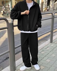 Japanese Guy Outfits, Korean Man Outfit, Outfit With Black Sweatpants, Black Sweatpants Outfit Men, Korean Men Outfits, Korean Boy Style, Comfy Outfits For Men, Black Sweatpants Outfit, Korean Outfits Men