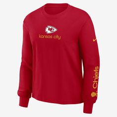 Made with bold team details and soft cotton fabric, this Boxy T-Shirt helps you comfortably support the Kansas City Chiefs in cooler weather. Nike Collegiate Tops For Fall, Nike Crew Neck Graphic Print Tops, Nike Long Sleeve Fan Gear Top, Fall Team Spirit Tops With Logo Print, Sports Fan Long Sleeve Top With Team Logo, Sporty Long Sleeve T-shirt With Team Logo, Red Casual Jersey Top, Fall Team Spirit T-shirt With Logo Print, Nike Long Sleeve Tops With Team Spirit