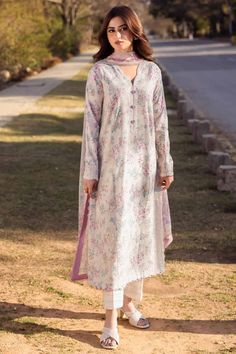 Pakistani Lawn Suits Design, Lawn Design, Kameez Designs, Pakistani Lawn Suits, Embroidered Sleeves, Simple Pakistani Dresses, Stylish Dress Book