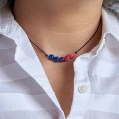 "💜Collar orgullo bisexual, joyas de ágatas naturales, collar LGBTQ+, regalo de piedras preciosas para la comunidad bisexual, regalo para ella, joyas para él. 💙El ágata se considera una piedra de energía suave, conocida por brindar armonía y equilibrio. Promueve la confianza en uno mismo y la concentración y promueve el crecimiento espiritual, el amor y el coraje. DETALLES DEL COLLAR: Puedes elegir el largo del collar, míralo en el menú desplegable. 5 ágatas de 6mm en fucsia, morado y azul oscu Bisexual Necklace, Lgbtq Necklace, Lizard Types, Pride Necklace, Small Envelopes, Energy Stones, Agate Jewelry, Themed Jewelry, Necklace Gift