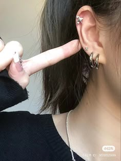 K Pop Ear Piercings, Ear Piercing Ideas Edgy, Douyin Ear Piercing, Parts Of Ear For Piercing, Acubi Earring, 3 Piercing Ear Ideas, 3 Ear Piercings Ideas, Ear Piercing Ideas Both Sides, Multiple Ear Piercings Aesthetic