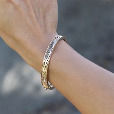 Entfliehen Sie mit der Monstera-Kollektion von Maui Divers Jewelry in Ihren eigenen tropischen Garten. Die organischen Perforationen der 14-Karat-Monstera-Blätter verleihen jedem Ensemble sonnengefleckte Raffinesse.



Scharnier

Armband

14 Karat Gelbgold

8mm

7,5"

Lokal hergestellt in Hawaii



Forever-Garantie (Lebenslange Garantie auf die Lebensdauer des Stücks)

Kostenloser Versand für Bestellungen in den USA über 100 $ Elegant Etched Yellow Gold Cuff Bracelet, Elegant Etched Bracelets For Wedding, Elegant Etched Cuff Bracelet, Elegant Etched Yellow Gold Bracelet, Luxury Etched Jewelry, Elegant Etched Wedding Bracelets, Elegant Etched Bangle Bracelet, Elegant Etched Cuff Bracelet For Anniversary, Elegant Etched Rose Gold Jewelry