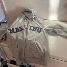 Grey Zip Up Hoodie. Size Medium Junior Girls. Tilly Brand. Brand New Never Been Worn. Casual Fleece Hoodie For School, Casual School Fleece Hoodie, School Cotton Hoodie Outerwear, Casual Fleece Outerwear For School, School Cotton Hoodie, Winter Hoodie With School Spirit Long Sleeve, Casual Hooded Tops For School, Casual Hooded School Tops, Winter School Spirit Long Sleeve Hoodie