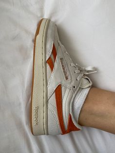 Womens Rebook Shoes, Reebok Vintage Sneakers Outfit, Shoes Rebook Sneakers, Rebook Shoes Outfits, Skater Shoes Aesthetic, Rebook Shoes Women, Vintage Sneakers Retro, Rebox Shoes, Reebok Shoes Outfit