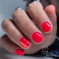 Neon Red Nails Summer, Bright Red Short Nails, Short Bright Nail Ideas, Bright Red Summer Nails, Bright Red Nails With Design, Red Short Nails Ideas, Hot Coral Nails, Neon Red Nails, Nails Verano