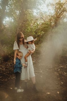 Family Photos Single Mom, Single Mom Family Photos, Single Mom Photo Shoot, Mommy And Me Fall Outfits, Boho Family Pictures, Family Photos Spring