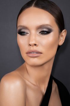 Get a natural, everyday look or try a dramatic, smoky eye with the NEW! GLAM Eyeshadow Palette 🎨 You’ll love the 15 highly pigmented shades with directional names like “crease” and “lash line” for easy application 💯 Charcoal Eye Makeup, Smokey Eye Glam Makeup, Everyday Smokey Eye, Smokey Eyes Makeup, Maquillaje Smokey Eyes, Silver Smokey Eye, Grey Smokey Eye, Bronze Makeup Look