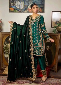 Velvet Shawls Embroidery, Pakistan Suit, New Party Wear Dress, Dresses For Eid, Banarasi Dress, Simple Suits, Dress Designs For Girls, Shawl Outfit