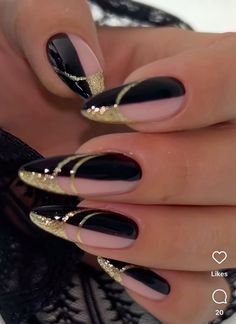 Rose Gold And Black Acrylic Nails, New Years Nails Almond Black Gold, Black And Gold Swirl Nails, Chrome New Years Eve Nails, New Years Nails Design Almond, Gold And Black New Years Nails, Black And Gold Nail Art Designs, Black Gold Silver Nails, Black And Metallic Nails