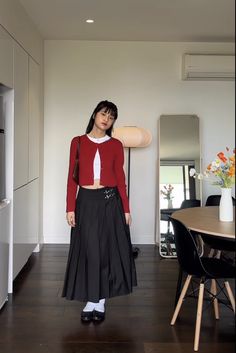 Modest Red Outfits, Long Skirt And Cardigan, Emmy Red Carpet, Black Skirt Outfit, How To Have Style, Rok Outfit, Daily Ideas, Looks Pinterest