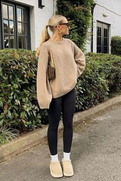 27 Comfy Winter Ugg Outfits That You Cannot Resist on Those Cold Days 8 Outfits Leggins, Modele Fitness, Looks Pinterest, Black Leggings Outfit, Cozy Fall Outfits