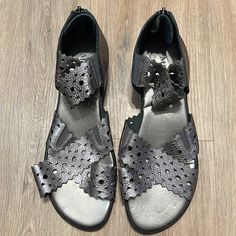 Sesto Meucci Silver Gray Gunmetal Open Toe Leather Luxury Sandals W Back Zipper Size 10 Medium Nwob Silver Leather Sandals For Spring, Spring Silver Leather Sandals, Silver Metallic Leather Sandals For Spring, Spring Silver Metallic Leather Sandals, Metallic Leather Sandals For Spring, Wedges Shoes Low, Luxury Sandals, Open Toed Shoes, Black Slip On Shoes