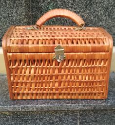 "Welcome! Wooden bag, handbag, retro handbag, suitcase bag Wicker bag vintage Huge!! In very good condition! Measures: - Tall: 7.48\" (19 cm) - W: 11.02\" (28 cm) - Deep: 6.10\" (15,5 cm) - Tall with handle: 11.02\" (28 cm) Thanks for stopping by!!IMPORTANT: Due to the delicate situation We're all going through, and in order to keep the safety of courier workers too, all orders will be dispatched when alert sanitary finished. You can purchased or reserve items like always. Thanks so much for you Vintage Handheld Handmade Bag, Vintage Box Bag With Detachable Handle, Handmade Vintage Satchel, Vintage Tote Box Bag For Travel, Handmade Retro Handheld Bag, Rectangular Brown Bag For Picnic, Vintage Satchel Box Bag For Travel, Handmade Rectangular Satchel For Formal Occasions, Vintage Bags With Detachable Handle For Gift