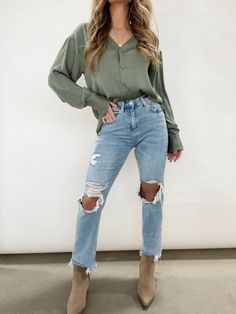 25 Years Old Outfits Style, Casual Heels With Jeans, Cold Spring Outfits Casual, Nice Jeans Outfit, Everyday Outfits Fall Casual, Game Night Outfit Casual, Mommy Outfits Casual, Nice Date Night Outfit, Fall Everyday Outfits