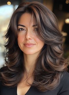 Mixed Layers Haircut, Haircut Inspo For Medium Length Hair, Layer Haircut For Medium Hair Wavy, Butterfly Layers Dark Brown Hair, Shirt Butterfly Haircut, Butterfly Shoulder Length Hair, Cascading Layers Medium, Deep Layer Haircut For Medium Hair, Haircut Women Layers