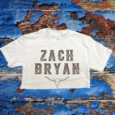 ❤Zach Bryan Crop Top Tee .:relaxed fit crop top .:100% cotton .:made in U.S.A .:ships in 1-3 Days .:high quality print **available un-cropped upon request//please send message when ordering tee if you'd like full shirt instead of cropped! Stylish Crop Top, Crewneck Vintage, Western Graphic Tees, Graphic Crop Top, Country Music Shirts, Zach Bryan, Workout Crop Top, Crop Top Tees, American Shirts