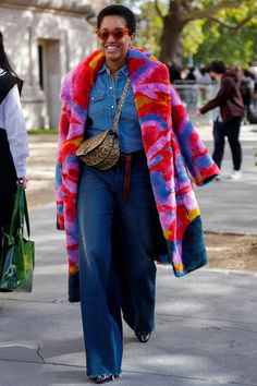 Colorful Outfits Winter, Midsize Street Style, Urban Fashion Style, Eclectic Fashion Style, Pfw Street Style, Fall Fashion Coats, Denim On Denim, Outfit Inspiration Fall