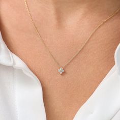 Minimalist Accessories Jewellery, Latest Necklace Design, Delicate Diamond Necklace, Diamond Necklace Simple, Pretty Jewelry Necklaces, Minimal Necklace, Moissanite Necklace, Gold Chain Jewelry, Clover Necklace