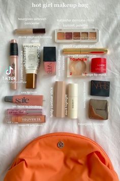 Glowy Makeup Products, Whats In My Makeup Bag, No Makeup Makeup, Makeup Haul, Eye Makeup Pictures, Model Makeup, Minimal Makeup, Makeup Model