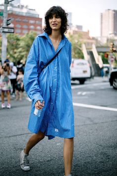 street_style_de_new_york_fashion_week_primavera_verano_2016_572783412_867x1300 Mica Arganaraz, Blue Shirt Women, Minimalism Style, Basic Cardigan, Striped Shirt Dress, Blue Outfit, Inspirational Women, Street Styles