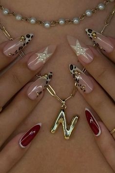 Nails On Chest Pose, Great Gatsby Nails Designs, Red Gold Nails Design, Red Manicure Designs, Daisy Acrylic Nails, Vegas Nails, Spring Nail Designs, Girly Acrylic Nails