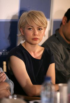 Michelle Williams Pixie, Michelle Williams Hair, Growing Out Hair, Super Short Hair, Growing Out Short Hair Styles, Michelle Williams, Penteado Cabelo Curto, Short Hair With Bangs