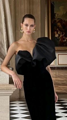 Sleek Bridesmaid Dress, Black Evening Gown Classy, Robes Glamour, Elegant Dresses Classy, Black Tie Dress, Dream Wedding Ideas Dresses, Maxi Dress Formal, Fashion Mistakes, Monique Lhuillier