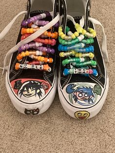 Made by me, RAS!! tiktok is the_real_tweek !! Love you!! Shoe Doodles Ideas, Lace Ideas Shoes, Shoe Decoration Ideas, Converse Shoe Ideas, Art On Converse, Cool Shoelace Patterns, Beads On Shoes, Beads On Shoelaces, Kandi Shoes