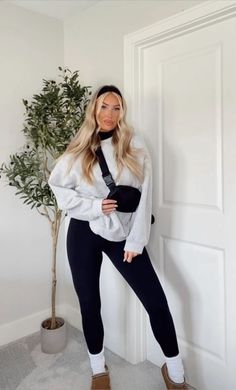 Leggings And Sweatshirt Outfit, Winter Comfy Outfits, Winter Outfits Casual Leggings, Outfit Ugg, Womens Oversized Sweatshirts, Casual Winter Outfit, Trendy Mom Outfits, Winter Maternity Outfits, Winter Fashion Outfits Casual