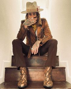 Rockstar Look Men, 70s Rockstar Aesthetic Men, Cowboy Style Outfits, Rockstar Aesthetic Outfits Men, Hippy Cowboy, Leon Outfit, Men Western Outfits, Rockstar Style Men, Rockstar Cowboy