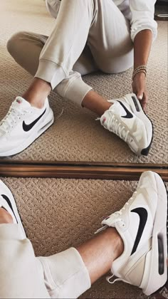 Jeans Trainers Outfit, Stylin By Aylin, Pastel Sneakers, Nike Tenis, Wardrobe Challenge, List Journal, Athleisure Looks, Outfits Of The Week, Womens Tennis Shoes