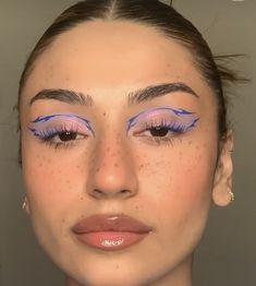 Pastel Grunge Makeup, Futuristic Eyeliner, Easy Graphic Eyeliner, Graphic Eyeliner Ideas, Blue Graphic Liner, Flower Eyeliner, Edc Makeup, Eyeliner Graphic, Hippie Makeup