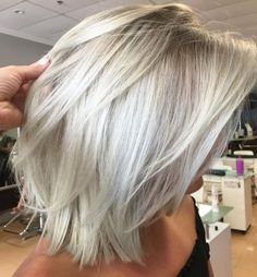 Short White Hair, Blonde Lob, Modern Haircuts, Lob Haircut, White Blonde, Haircuts For Fine Hair, Cool Haircuts, Great Hair, White Hair