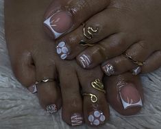 Glam Pedicure Toenails, Simple Toe Nails Designs, Medi Pedi Ideas, Gel X Toe Nails, Silver French Tip Toes, Big Toe Designs Toenails, White Toes With Design, Fall Toe Nail Colors Pedicures, Toe Designs Pedicure