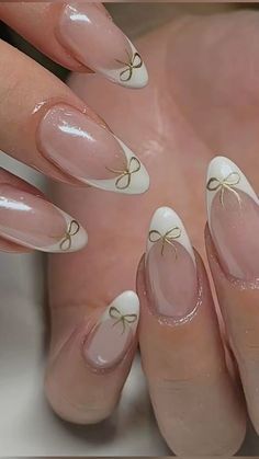 Nail Art Designs With Bow, Holiday Nails Summer Almond, Beginner Nail Design, Dainty Bow Nails, Simple Nails Oval, Nails For Paris, Simple Almond Nails Designs, Nail Inspo Coquette, Graduation Nails Almond