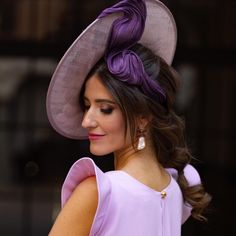 Estela Wedding Guest Hat: Elegance at Every Event The Estela wedding guest hat is the ideal option to stand out at any celebration. Handcrafted, this elegant saucer hat is perfect for events such as Royal Ascot, as a women's Derby hat or for the Melbourne Cup. PREPARATION, QUALITY AND MATERIALS It is made by hand on a 36 cm diameter sinamay base. It is adorned with feathers, and its interior is embellished with a comfortable crinkled silk sinamay headband. FIT AND SIZE This hat fits all face and Hats Wedding Guest, Wedding Guest Hat, Wedding Hats For Guests, Purple Fascinator, Mini Hats, Royal Ascot Hats, Purple Headbands, Elegant Hats, Wedding Fascinators