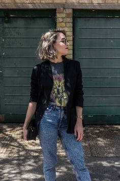 Outfits With Rock Band Shirts, Metalica T Shirt Outfit, Rock T Shirts Outfit, Blazer And Band Tee Outfit, Band Hoodie Outfit, Jeans And Band T Shirt Outfit, Rock Band Tshirt Outfit, Rock Tee Outfit, Edgy Looks Outfits