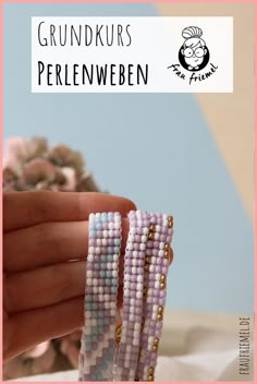 a person holding some beads in their hand and the words grundkurs perlenweben on it