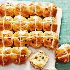 hot cross buns on a board Spiced Buns, Australian Bakery, Gluten Free Hot Cross Buns, Bun Recipes, Hot Cross Bun