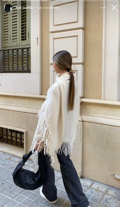 White Poncho Outfit, How To Style A Poncho, Cooler Weather Outfits, Poncho Winter, Poncho Outfit, Trendy Outfit Inspo, White Shawl, Winter Fit