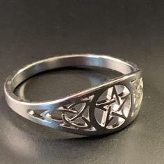 Sz 10 Pentagram Pentacle Ring Band
Celtic Triquetra Knot
Silver Tone Nickel Free
Size 10
Men, Women, X , Unisex
#pentagram #pentacle #wicca #witch #Ring
Stainless - No tarnish 
S225
Goth/ gift / pagan / wiccan / occult / witch altar / magic Pentacle Ring, Witch Ring, Occult Witch, Celtic Triquetra, Witch Altar, Witches Altar, Ring Band, Band Rings, Free Size