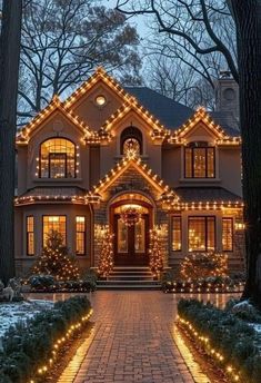 Fabulous Homes, Christmas Dreaming, Christmas Scenery, Dream Life House, Christmas Lighting, Christmas Feeling, Christmas Scenes, Christmas Vibes, Christmas House