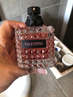 Luxury Perfume Aesthetic, Valentino Parfum, Koleksi Parfum, Expensive Perfume, Fragrances Perfume Woman, Perfume Body Spray, Perfume Collection Fragrance, Body Smells, Shower Skin Care