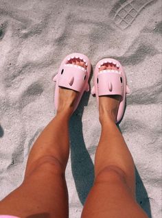 Slides Outfit Summer, Summer 2023 Beach, Shark Outfit, 2023 Beach, Slides Outfit, Fluffy Shoes